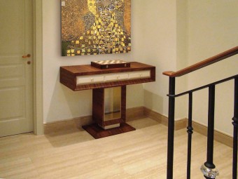 CORRIDOIO PIANO NOTTE. Pavimento in marmo. Consolle tailor made, realizzata in combinazione di due materiali: essenza di Palissandro Santos e legno laccato colore latte, la parte interna rivestita in ottone lucido (BEZUS - LPL). Maniglie in cristallo SWAROVSKI®. CORRIDOIO PIANO NOTTE. Pavimento in marmo. Consolle tailor made, realizzata in combinazione di due materiali: essenza di Palissandro Santos e legno laccato colore latte, la parte interna rivestita in ottone lucido (BEZUS - LPL). Maniglie in cristallo SWAROVSKI®.