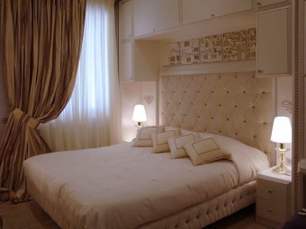 CAMERA FIGLIA. Arredamento personalizzato (BEZUS - LPL). Letto rivestito in velluto (MINOTTI COLLEZIONI).