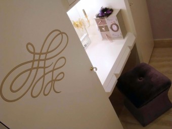 CAMERA FIGLIA. Arredamento personalizzato con maniglie in cristallo SWAROVSKI® (BEZUS - LPL). Pouf rivestito in velluto (MINOTTI COLLEZIONI).