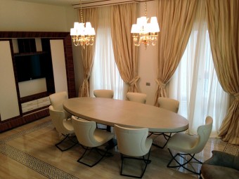 SALA DA PRANZO. Pavimento realizzato in marmo con intarsi decorativi. Arredamento personalizzato (BEZUS - LPL). Tavolo da pranzo e sedie rivestiti in pelle (BAXTER). Lampadari con finitura oro (DE MAJO). 