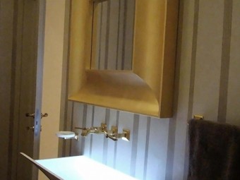 BAGNO OSPITI. Pavimento in marmo. Rivestimento tailor made, realizzato con stucco Gold (SIKKENS). Lavabo da incasso a parete STRAPPO realizzato in Corian con illuminazione integrata (ANTONIO LUPI).