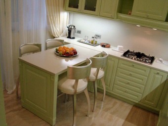 CUCINA. Arredamento personalizzato (BEZUS - LPL). Sgabelli rivestiti in camoscio (MINOTTI COLLEZIONI).