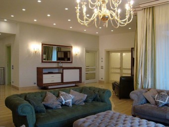 SALONE. Arredamento personalizzato (BEZUS - LPL). Divani rivestiti in camoscio (BAXTER).
