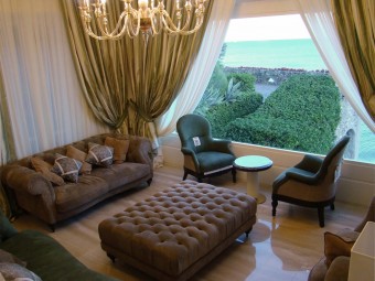 SALONE. Divani e poltrone rivestiti in camoscio (BAXTER). Tavolino (MINOTTI COLLEZIONI).