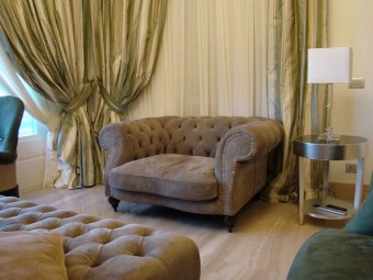 SALONE. Divani e poltrone rivestiti in camoscio (BAXTER). Tavolino (MINOTTI COLLEZIONI).
