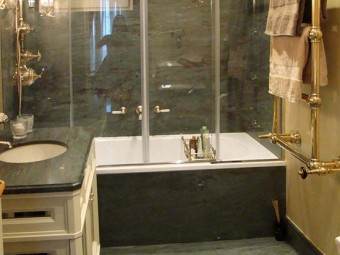 BAGNO PADRONALE. Pavimento e rivestimento zona vasca in marmo. Pareti rivestite con stucco Gold (SIKKENS). Rubinetteria ed accessori in ottone (DRUMMONDS).