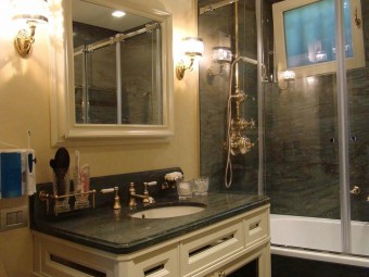 BAGNO PADRONALE. Arredamento personalizzato (BEZUS - LPL). Rubinetteria ed accessori in ottone (DRUMMONDS).