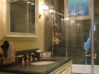 BAGNO PADRONALE. Arredamento personalizzato (BEZUS - LPL). Rubinetteria ed accessori in ottone (DRUMMONDS).