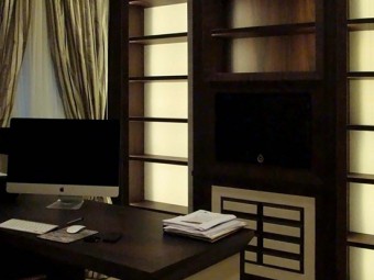 STUDIO PADRONALE. Pavimento in marmo. Arredamento tailor made, realizzato in essenza di Palissandro Rio con l'inserimento di dettagli decorativi in camoscio colore avorio, impreziosito con illuminazione integrata (BEZUS - LPL).
