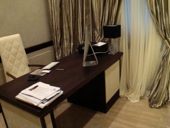 STUDIO PADRONALE. Pavimento in marmo. Pareti rivestite con stucco effetto camoscio (MAXCOLOR). Arredamento tailor made, realizzato in essenza di Palissandro Rio con l'inserimento di dettagli decorativi in camoscio colore avorio, impreziosito con illuminazione integrata (BEZUS - LPL). Poltrona rivestita in camoscio (MINOTTI COLLEZIONI).