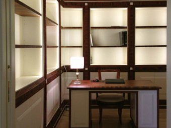 SECONDO STUDIO. Pavimento in marmo. Arredamento tailor made, realizzato in combinazione di due materiali: essenza di Palissandro Santos e legno laccato colore latte con illuminazione integrata (BEZUS - LPL).