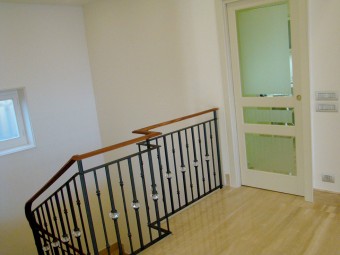 SCALA realizzata in marmo con ringhiera in ferro battuto con inserti SWAROVSKI®. Corrimano in Palissandro Santos.