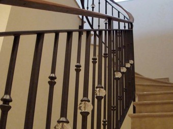 SCALA realizzata in marmo con ringhiera in ferro battuto con inserti SWAROVSKI®. Corrimano in Palissandro Santos.