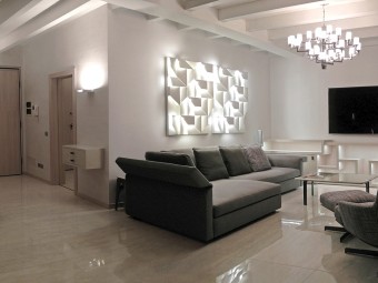 INGRESSO - SALONE. Pavimento in gres porcellanato. Soffitto con travi a vista. Arredamento tailor made (BEZUS - LPL). Divani, poltrona, pouf e panca rivestiti in tessuto (MINOTTI).