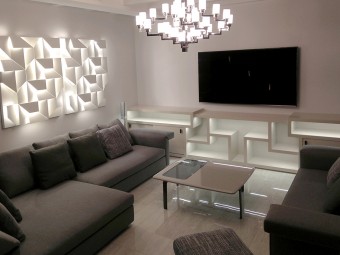 SALONE. Arredamento personalizzato con illuminazione incorporata (BEZUS - LPL). Divani, poltrona, pouf e panca rivestiti in tessuto (MINOTTI). Tavolino con inserto decorativo in vetro fumé (MINOTTI). Lampade a parete Wall Shadows (NEMO). Lampadario Artù esecuzione speciale cromo lucido (ITALAMP).