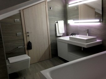 BAGNO PADRONALE. Consolle sospesa tailor made con frigo-bar incorporato (BEZUS - LPL). Specchio personalizzato con illuminazione integrata a LED (BEZUS). Sanitari e rubinetteria (GESSI).