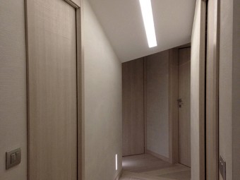 CORRIDOIO ZONA NOTTE. Controsoffitto con illuminazione incorporata. Pavimento in parquet Spazzolato Rovere Argento. Illuminazione notturna integrata nella parte bassa della parete.