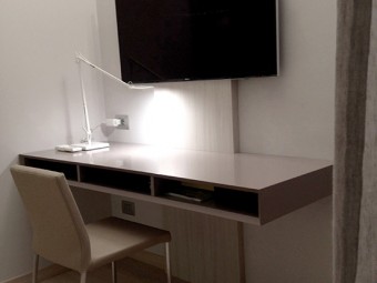 CAMERA FIGLIO GRANDE. Tavolo sospeso tailor made (BEZUS - LPL). Sedia imbottita con rivestimento in ecopelle (DOIMO).