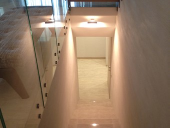 SCALA PIANO OSPITI realizzata in gres porcellanato. Pareti rivestite con stucco personalizzato Ardesia Grigia (OIKOS).