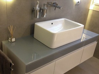 BAGNO ZONA OSPITI. Consolle sospesa (VILLEROY & BOCH). Lavabo da appoggio (FLAMINIA). Specchio personalizzato con luce indiretta (BEZUS). Rubinetteria (HANSGROHE).
