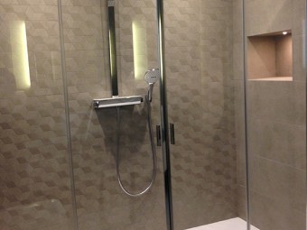 BAGNO ZONA OSPITI. Cabina di doccia con nicchia illuminata. Colonna doccia (HANSGROHE).