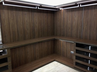 CABINA ARMADIO PADRONALE. Arredamento personalizzato con illuminazione integrata (BEZUS - LPL).