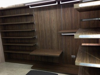 CABINA ARMADIO PADRONALE. Arredamento personalizzato con illuminazione integrata (BEZUS - LPL).