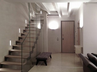 SCALA con struttura in ferro rivestita in rovere argento. Parapetto in cristallo extra chiaro anti sfondamento.