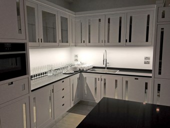 CUCINA. Le ante della facciata realizzate in legno laccato con inserti di specchio. Piano e alzata in Okite. Maniglie tailor made (BEZUS - LPL). Elettrodomestici BOSCH. Lavello e rubinetto BLANCO.