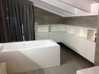 BAGNO PADRONALE. Soffitto con travi a vista. Arredamento personalizzato (BEZUS - LPL).