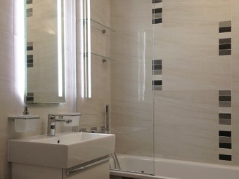BAGNO FIGLI. Pavimento e rivestimento in gres porcellanato. Consolle sospeso, sanitari e rubinetteria (VILLEROY & BOCH). Specchio personalizzato con luce indiretta (BEZUS).
