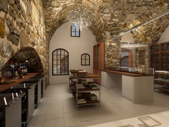 PRIMA SALA. Originali muri storici in sasso parzialmente intonacati ed imbiancati. Pavimento in gres porcellanato. Allestimento costituito da scaffali, librerie, vetrine, ripiani e contenitori per i vini.